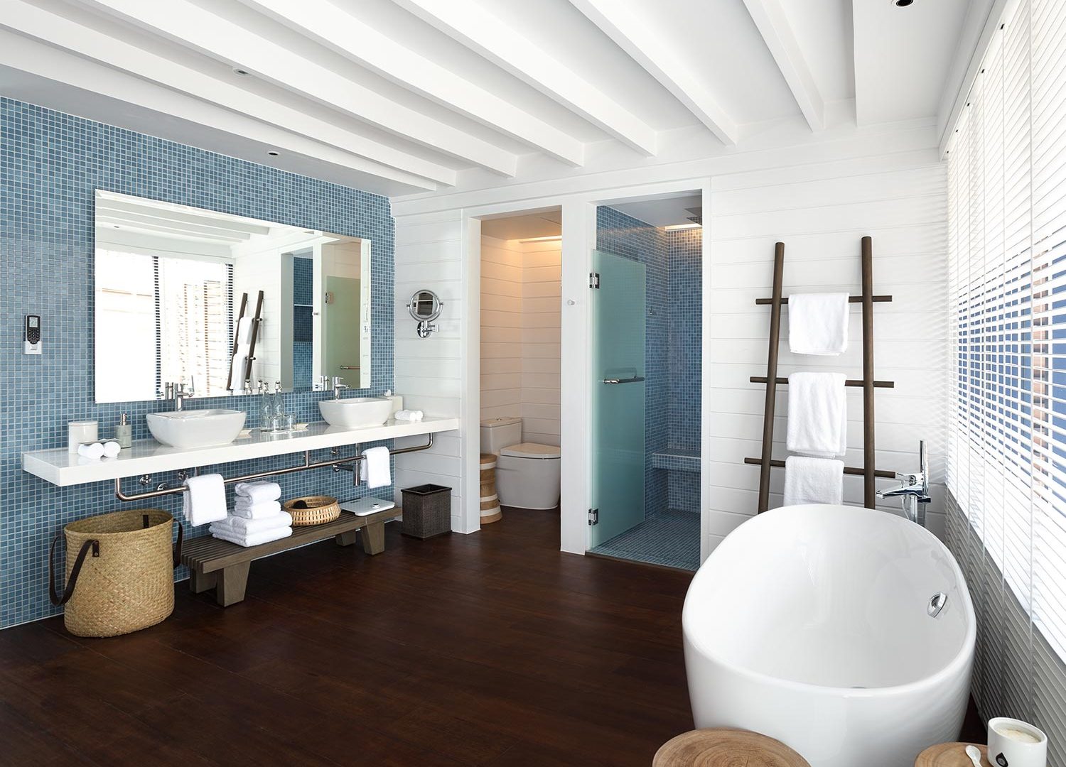 Bru & Bru agencia de viajes exclusivos, Como Cocoa Island en Maldivas, baño de la Loft water villa