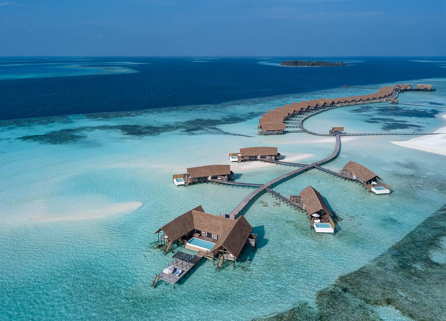 Bru & Bru agencia de viajes exclusivos, Como Cocoa Island en Maldivas, vista aérea de las water villas