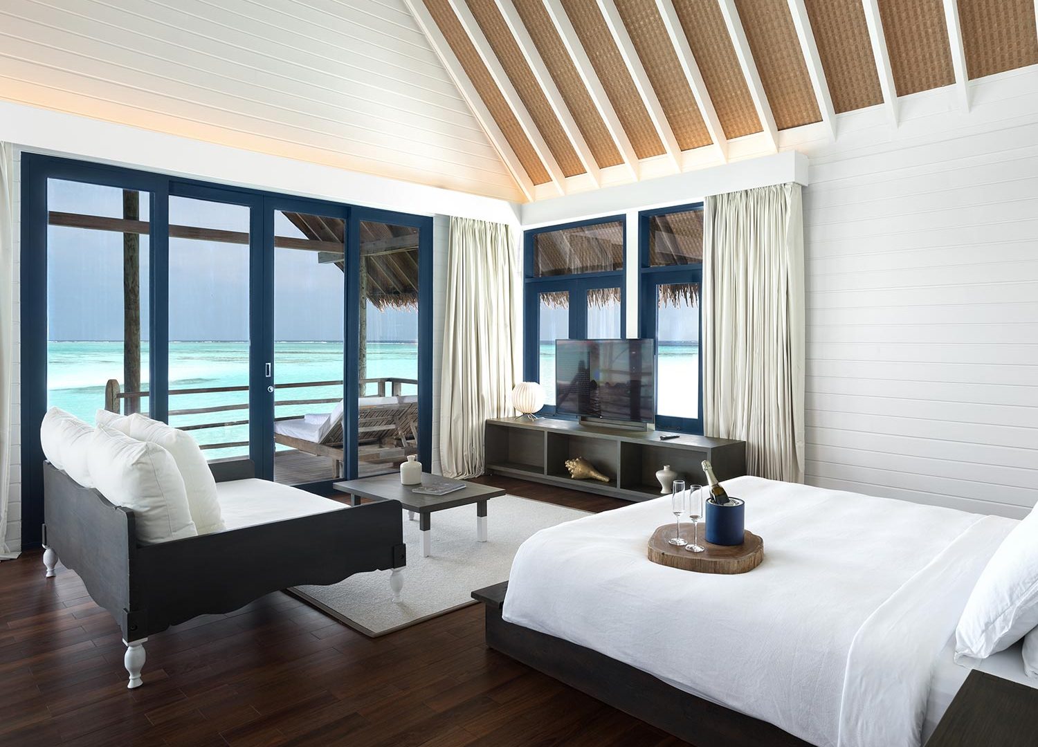 Bru & Bru agencia de viajes exclusivos, Como Cocoa Island en Maldivas, habitación de water villa