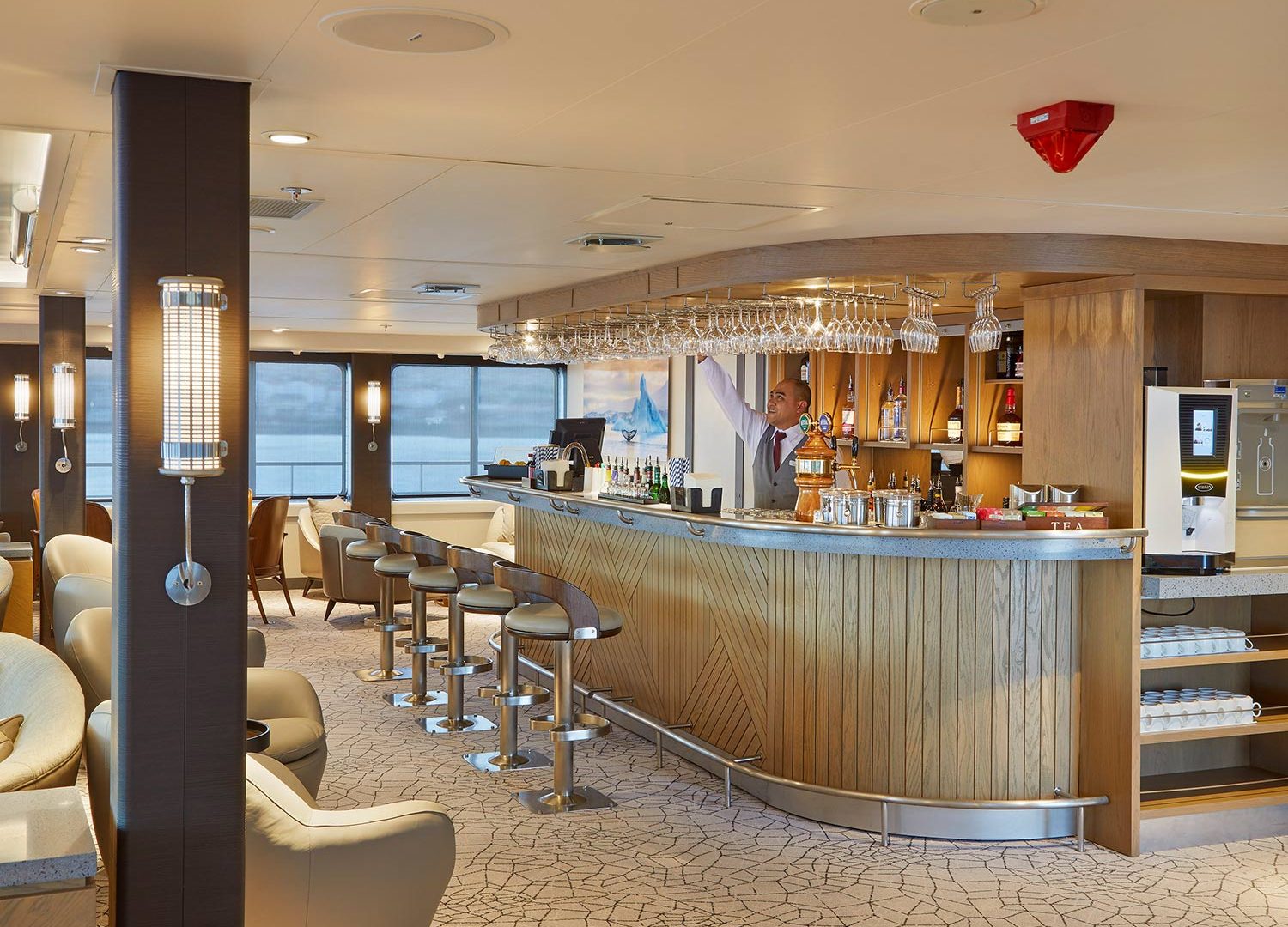 Bru & Bru: aero crucero Antarctica XXI en la Antártida, bar del crucero