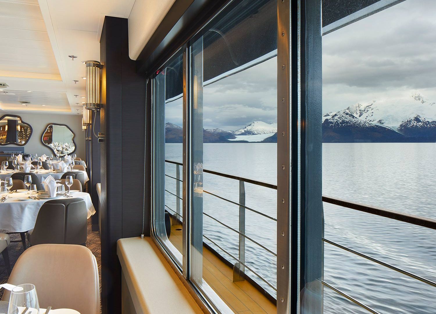 Bru & Bru: aero crucero Antarctica XXI en la Antártida, vistas desde el comedor del crucero, paisaje antártico, icebergs