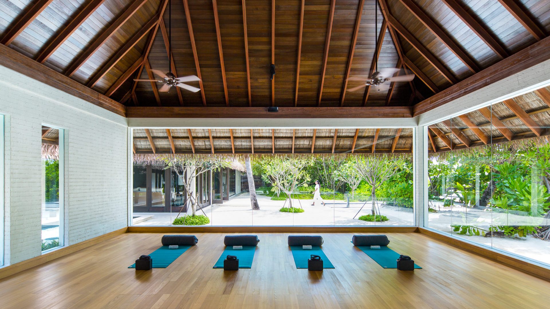 yoga retreat como maalifushi