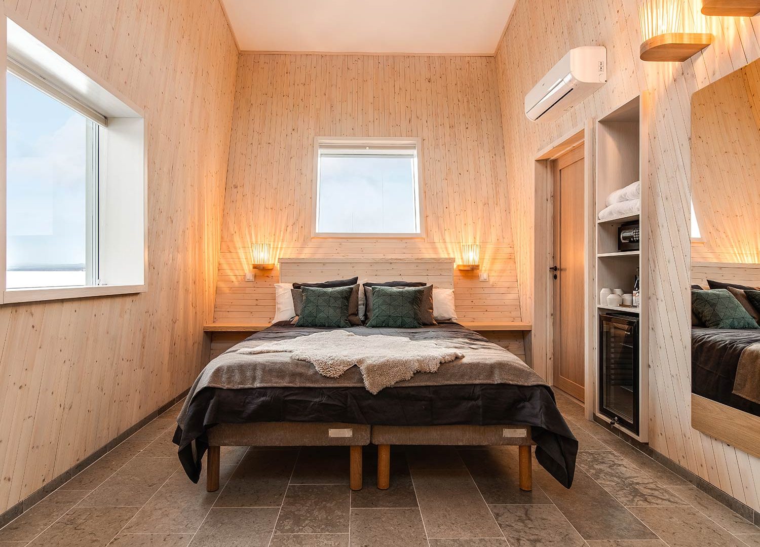 Bru & Bru agencia de viajes exclusivos - Arctic Bath Hotel Spa flotante en Laponia, Suecia. Habitación en cabaña de madera flotante