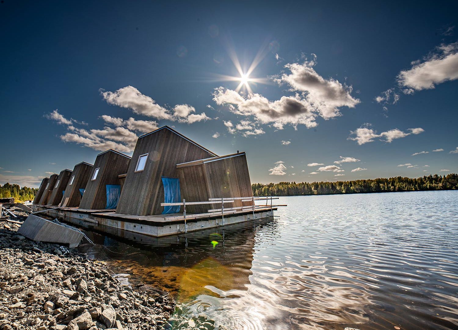 Bru & Bru agencia de viajes exclusivos - Arctic Bath Hotel Spa flotante en Laponia, Suecia. Cabañas de madera flotantes en el río