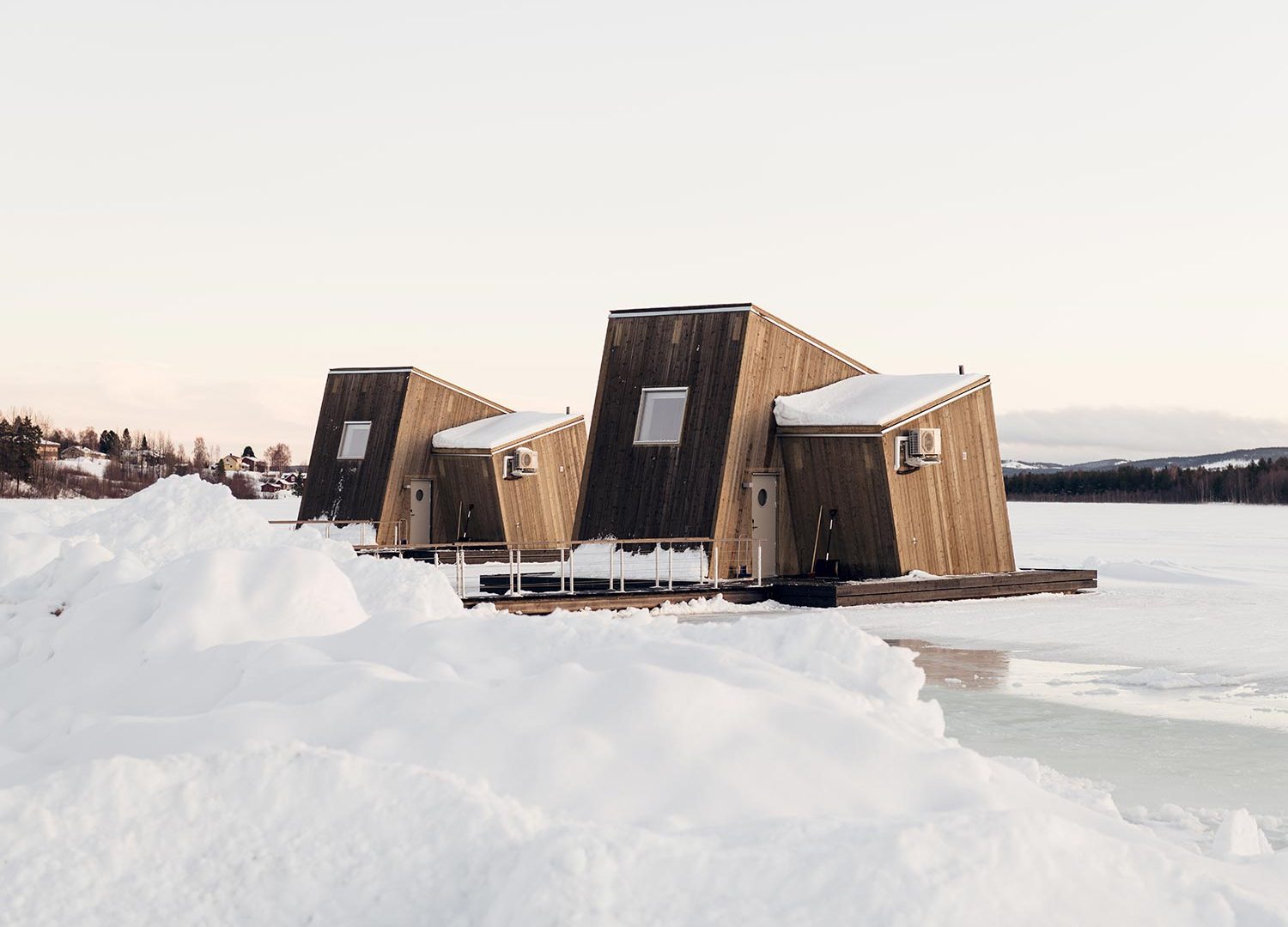 Bru & Bru agencia de viajes exclusivos - Arctic Bath Hotel Spa flotante en Laponia, Suecia. Cabañas de madera flotantes en el río helado.