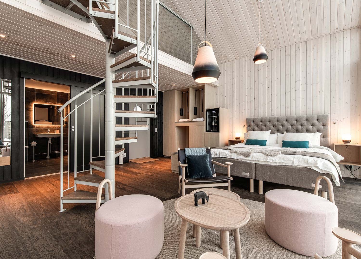 Bru & Bru agencia de viajes exclusivos - Arctic Bath Hotel Spa flotante en Laponia, Suecia. Interior de cabaña de madera grande en la orilla del río