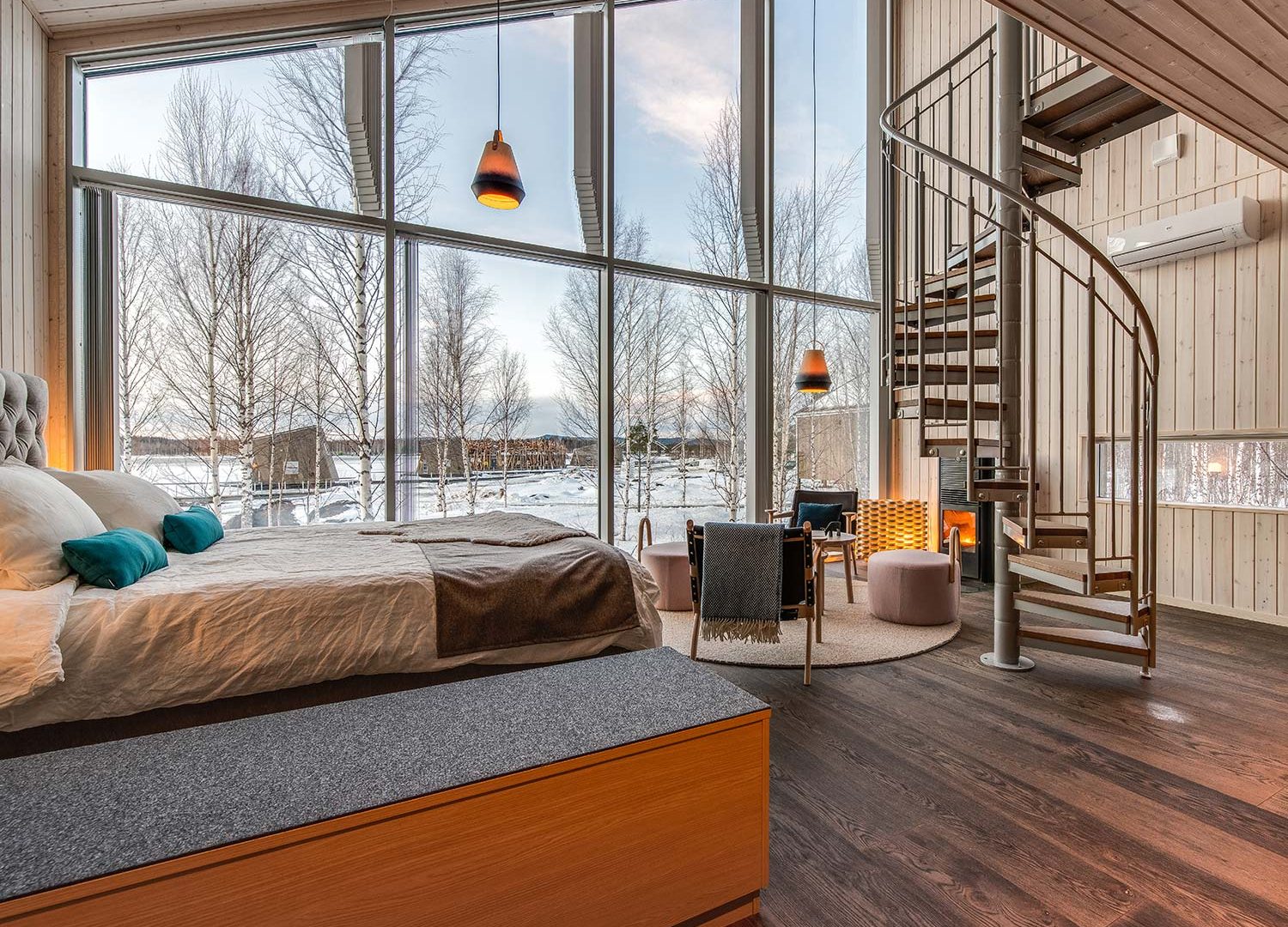 Bru & Bru agencia de viajes exclusivos - Arctic Bath Hotel Spa flotante en Laponia, Suecia. Interior de cabaña de madera grande en la orilla del río