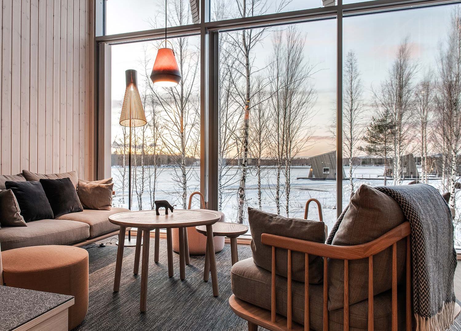 Bru & Bru agencia de viajes exclusivos - Arctic Bath Hotel Spa flotante en Laponia, Suecia. Interior de cabaña de madera grande en la orilla del río