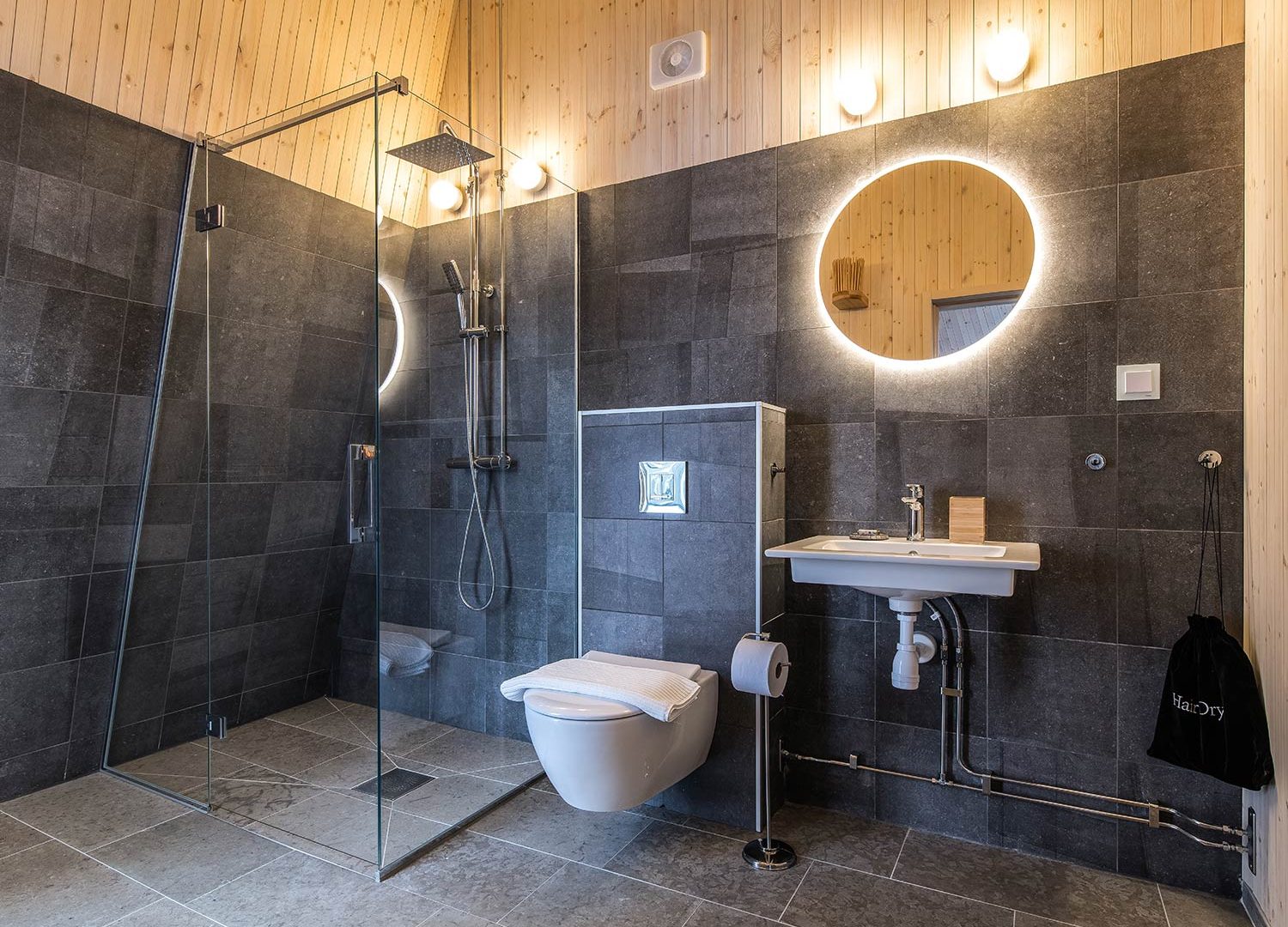 Bru & Bru agencia de viajes exclusivos - Arctic Bath Hotel Spa flotante en Laponia, Suecia. Baño de cabaña de madera.