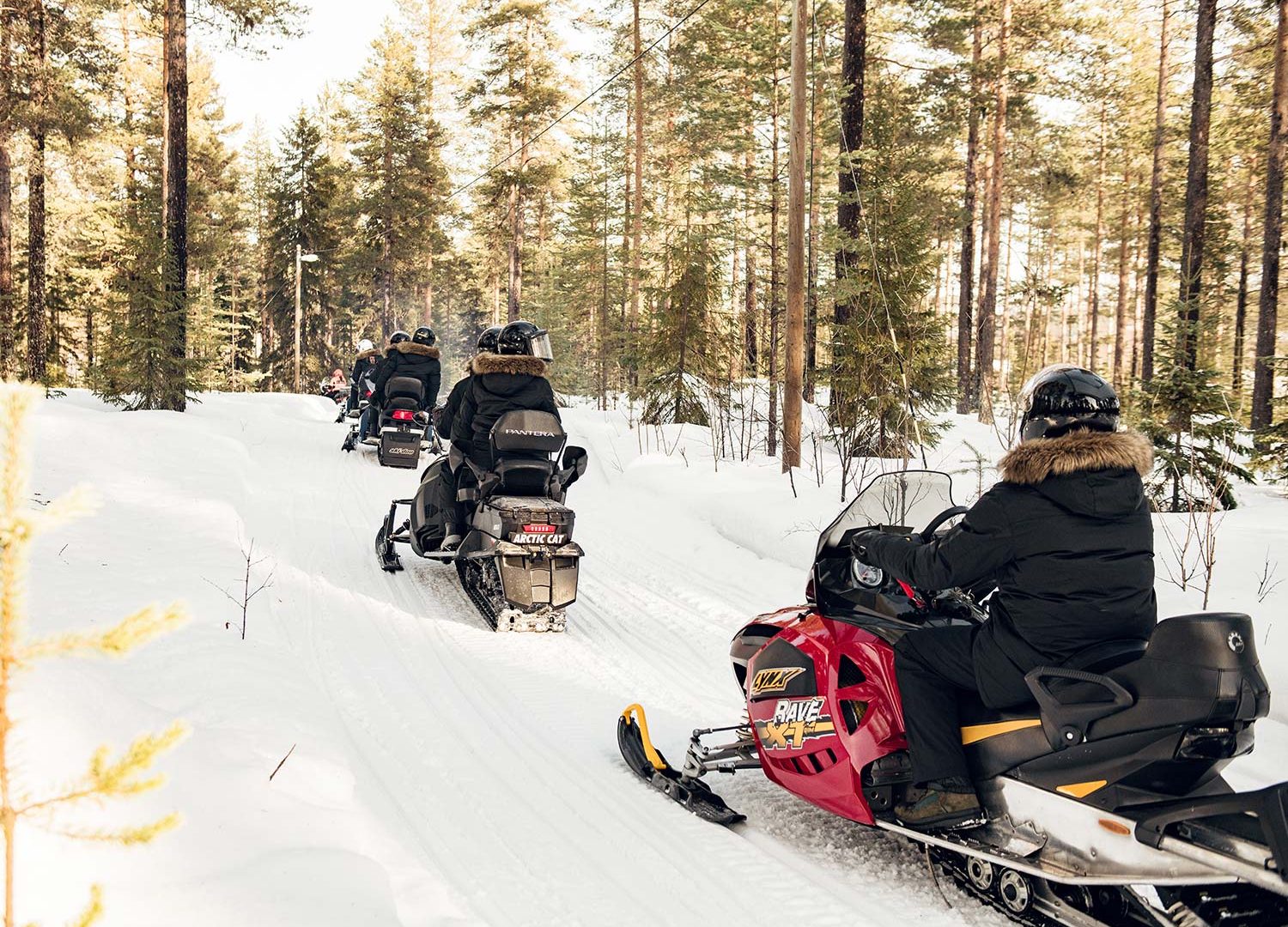 Bru & Bru agencia de viajes exclusivos - Arctic Bath Hotel Spa flotante en Laponia, Suecia. Salida en motos de nieve por el bosque