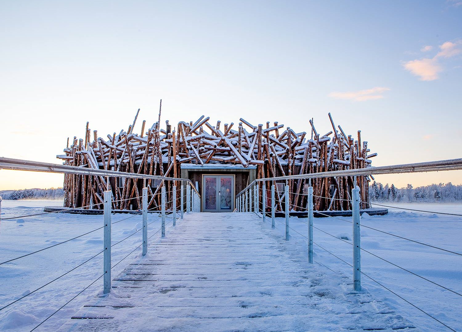 Bru & Bru agencia de viajes exclusivos - Arctic Bath Hotel Spa flotante en Laponia, Suecia. Entrada del spa flotante de madera
