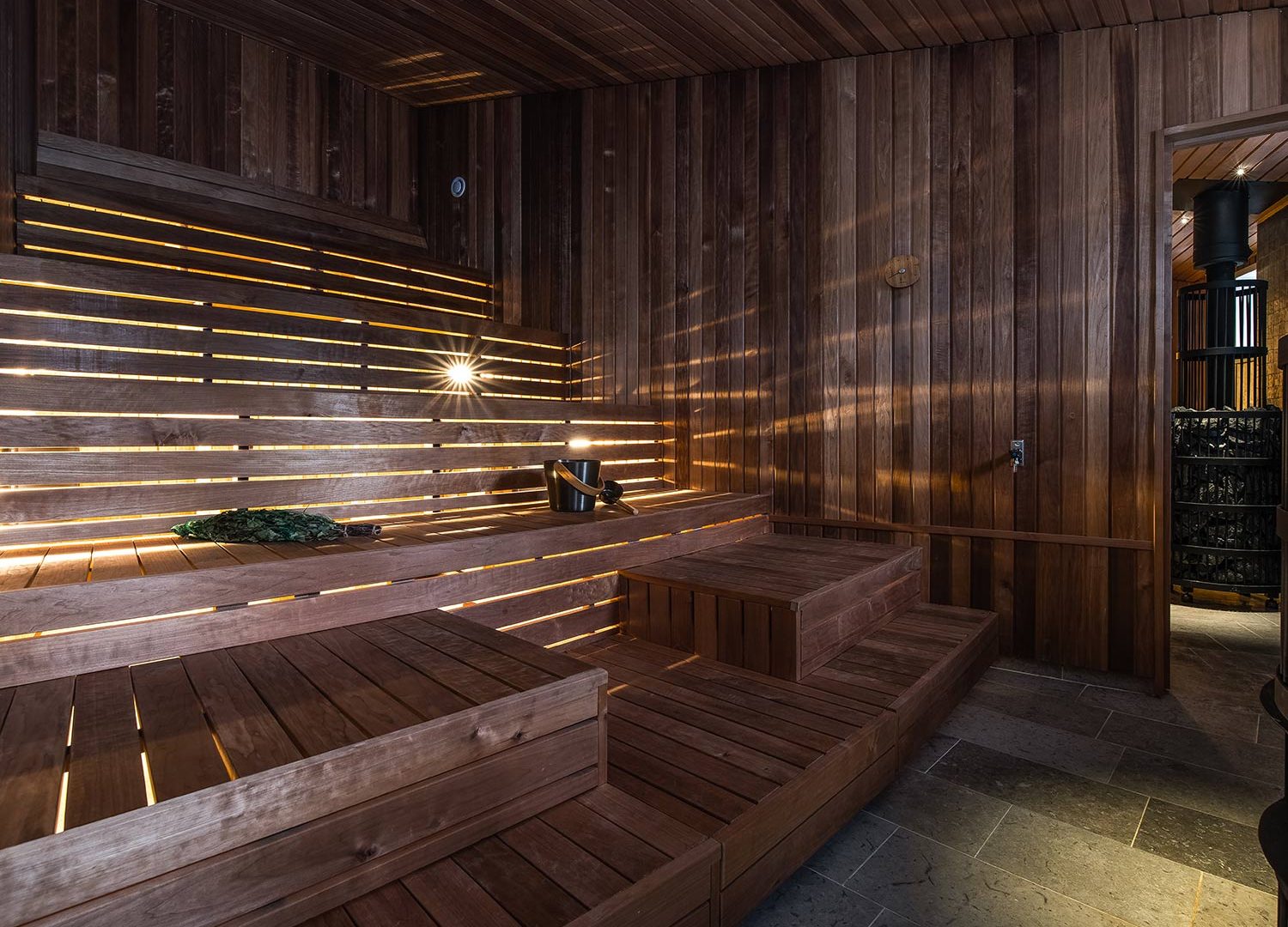 Bru & Bru agencia de viajes exclusivos - Arctic Bath Hotel Spa flotante en Laponia, Suecia. Interior de sauna en el spa flotante