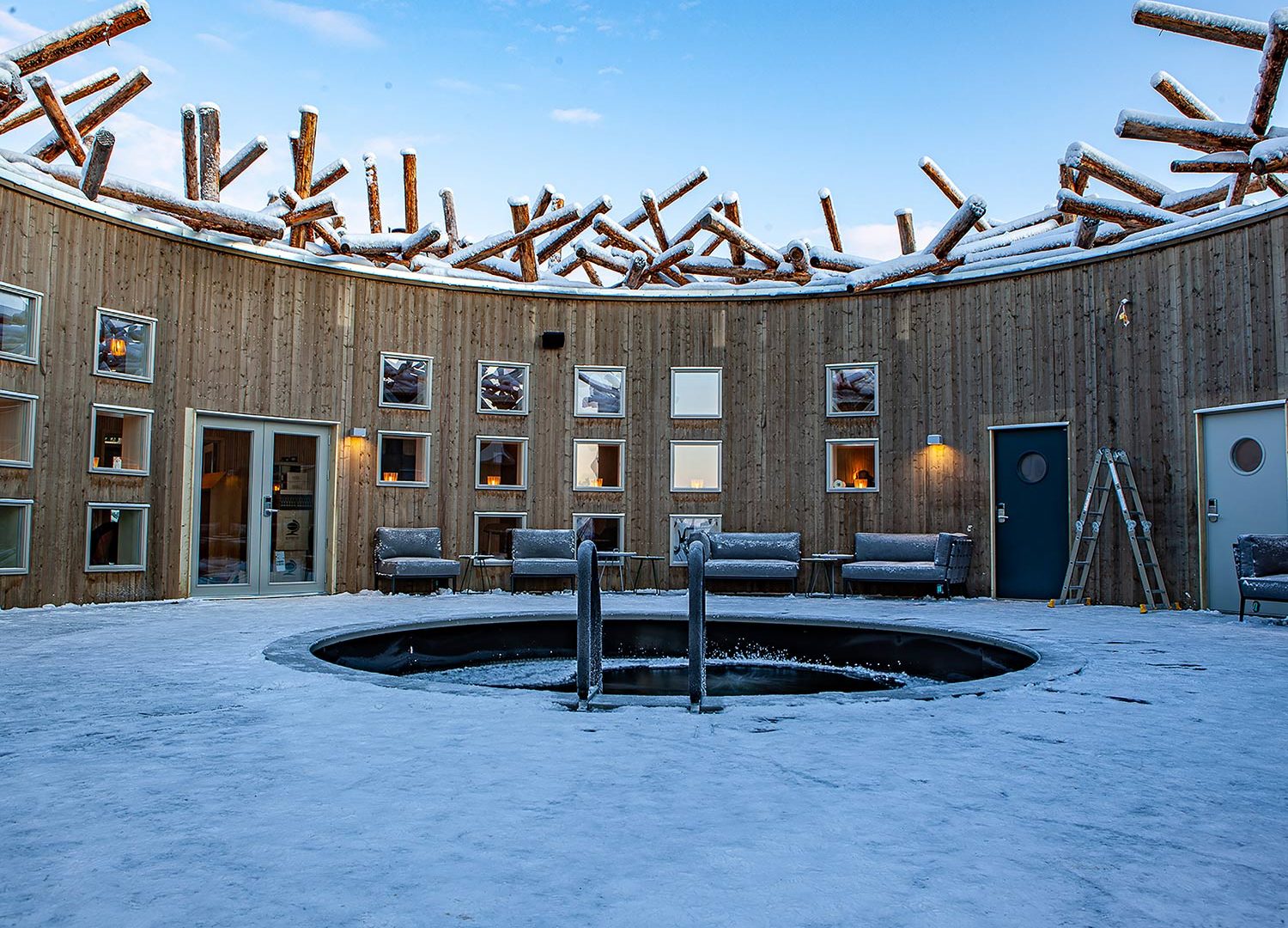 Bru & Bru agencia de viajes exclusivos - Arctic Bath Hotel Spa flotante en Laponia, Suecia. Piscina fría del spa flotante