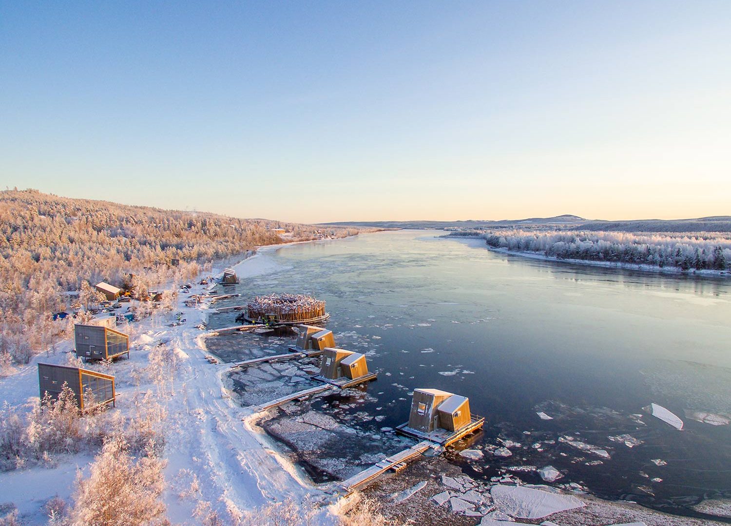 Bru & Bru agencia de viajes exclusivos - Arctic Bath Hotel Spa flotante en Laponia, Suecia. Vista aérea del hotel junto al río.