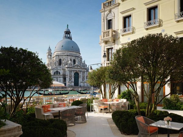 Bru & Bru - The Saint Regis Hotel Venice, Italia, terraza frente al canal