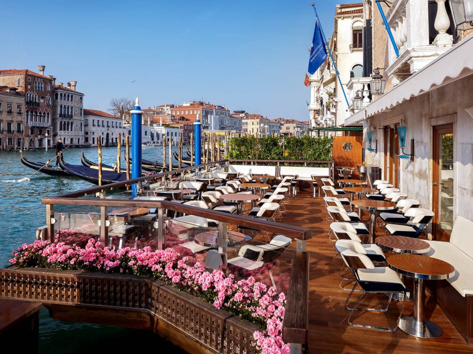 Bru & Bru - The Gritti Palace Venice, Italia, terraza junto al canal, gondolas