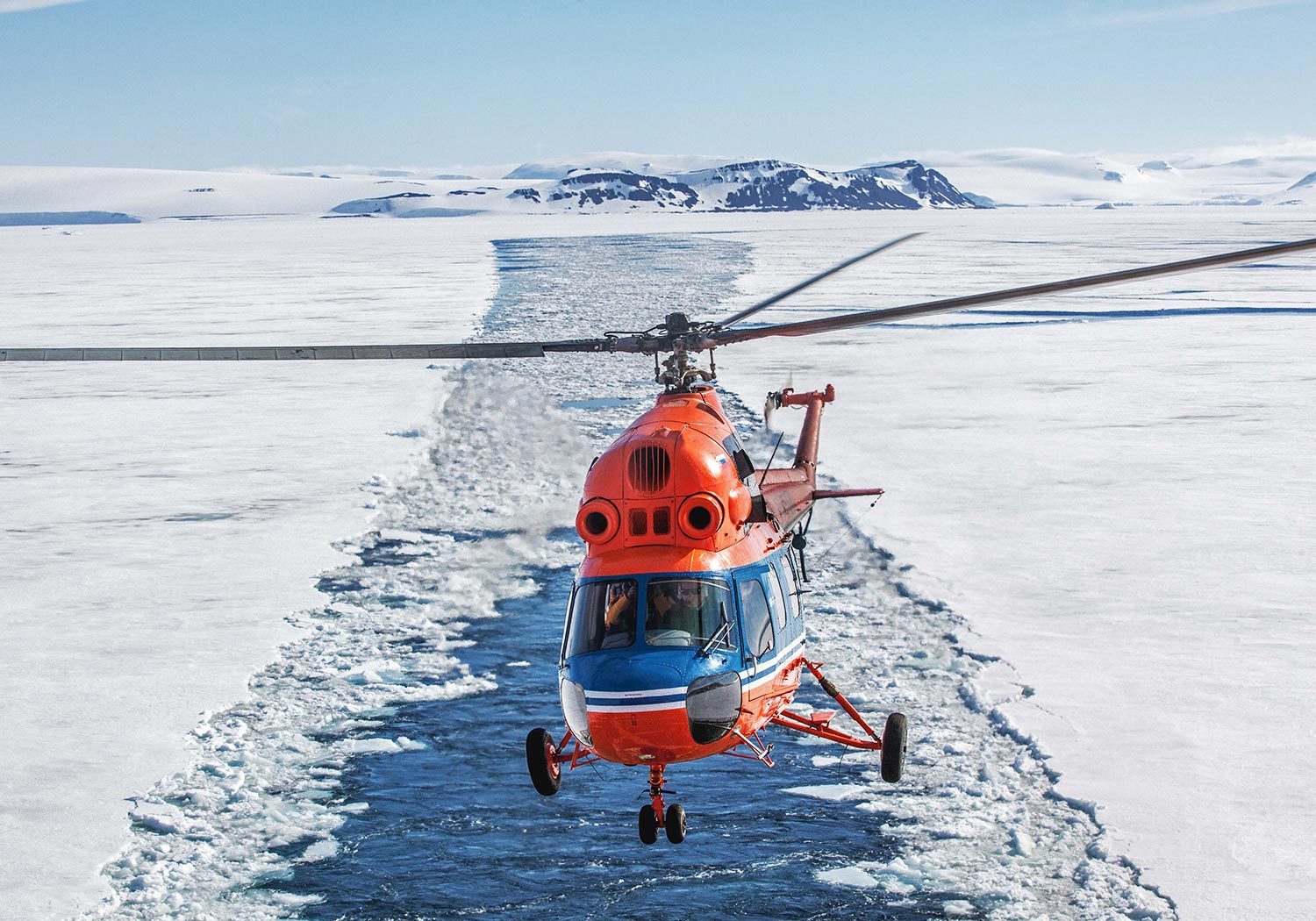 Bru & Bru agencia de viajes exclusivos Quark Expeditions al Ártico y Antártida, Crucero Ultramarine, helicoptero en el Polo Norte