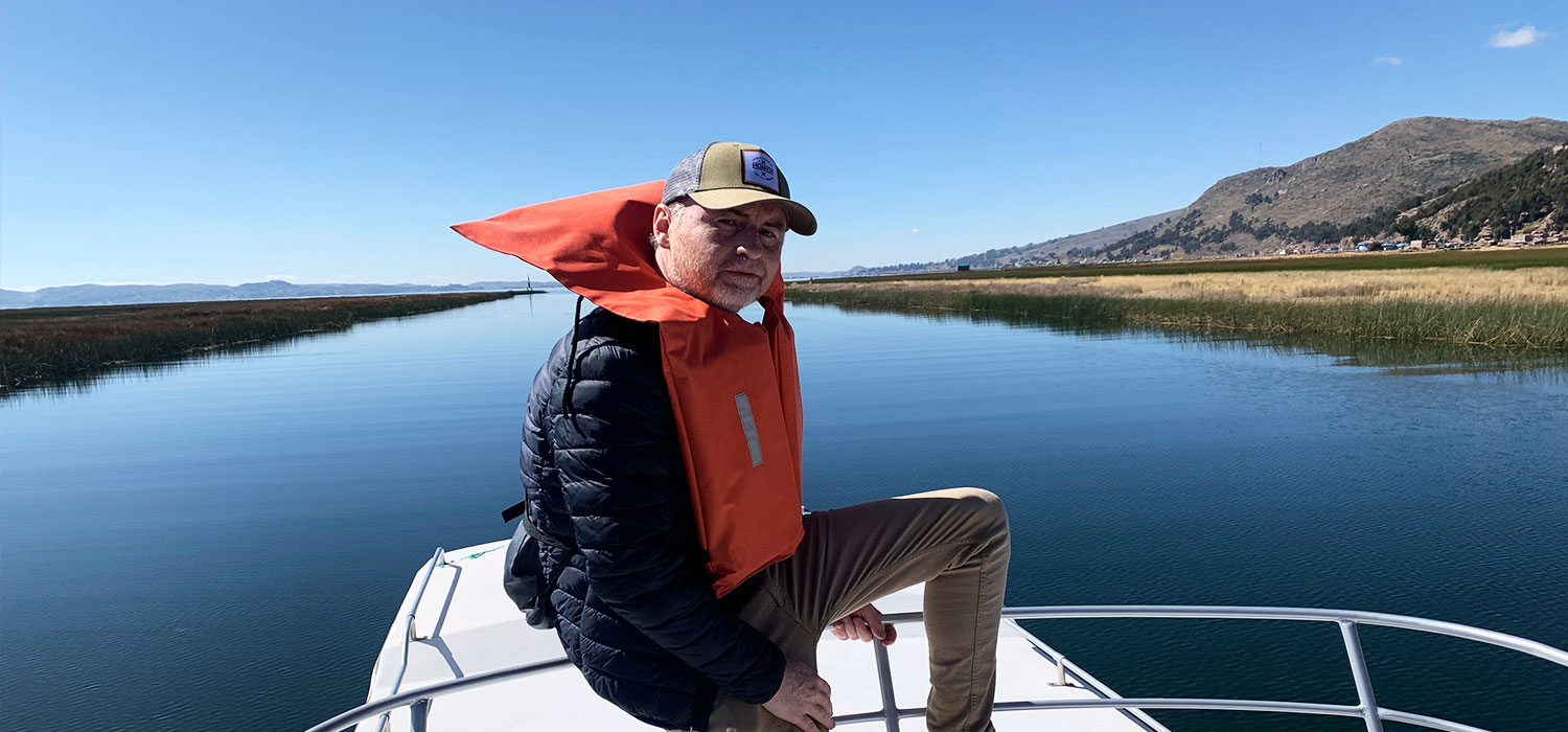 By boat, we head to the floating islands of Uros, where we share experiences with the 