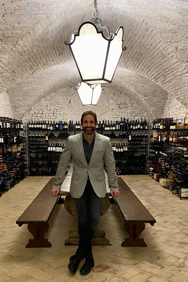 Además, al llegar de vuelta a Castello del Nero siempre podemos relajarnos en su magnífico spa, contemplar las vistas desde la piscina y, por supuesto, disfrutar del exquisito Restaurante La Torre, con una estrella Michelin y liderado por el chef, Giovanni Luca Di Pirro. 