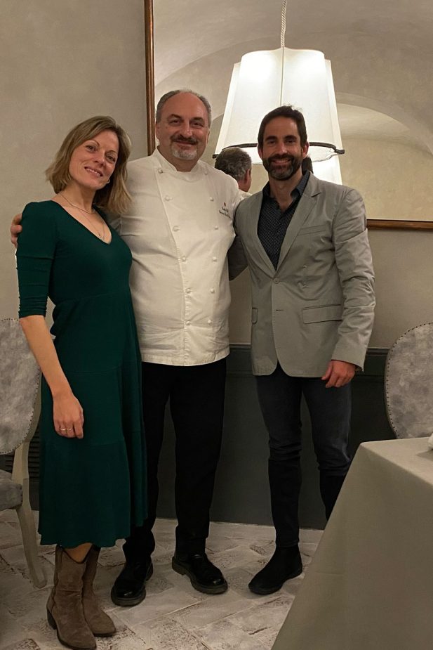 Además, al llegar de vuelta a Castello del Nero siempre podemos relajarnos en su magnífico spa, contemplar las vistas desde la piscina y, por supuesto, disfrutar del exquisito Restaurante La Torre, con una estrella Michelin y liderado por el chef, Giovanni Luca Di Pirro. 