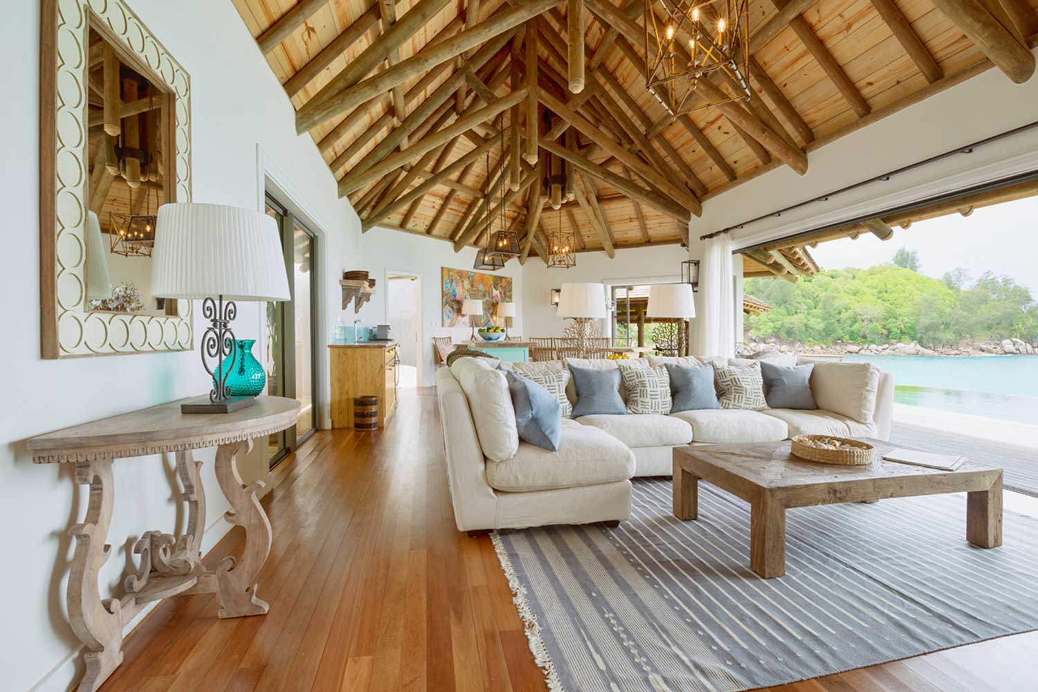 BRU&BRU-Agencia-de-viajes-exclusivos-travel-stories-Seychelles-Villa-on-the-rocks